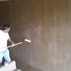 Lissage du béton millimétrique sur les murs