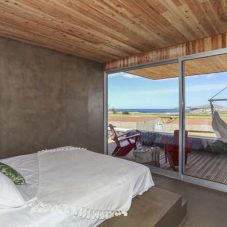 Chambre d'hotel avec sol et murs en béton ciré